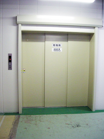 荷物用エレベーターの設置事例1