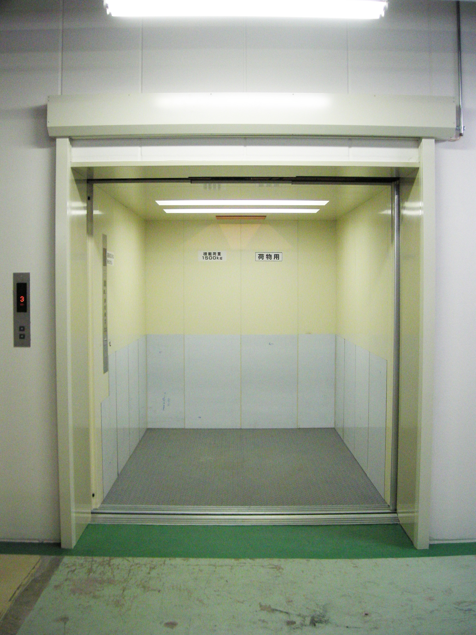 荷物用エレベーターの設置事例2