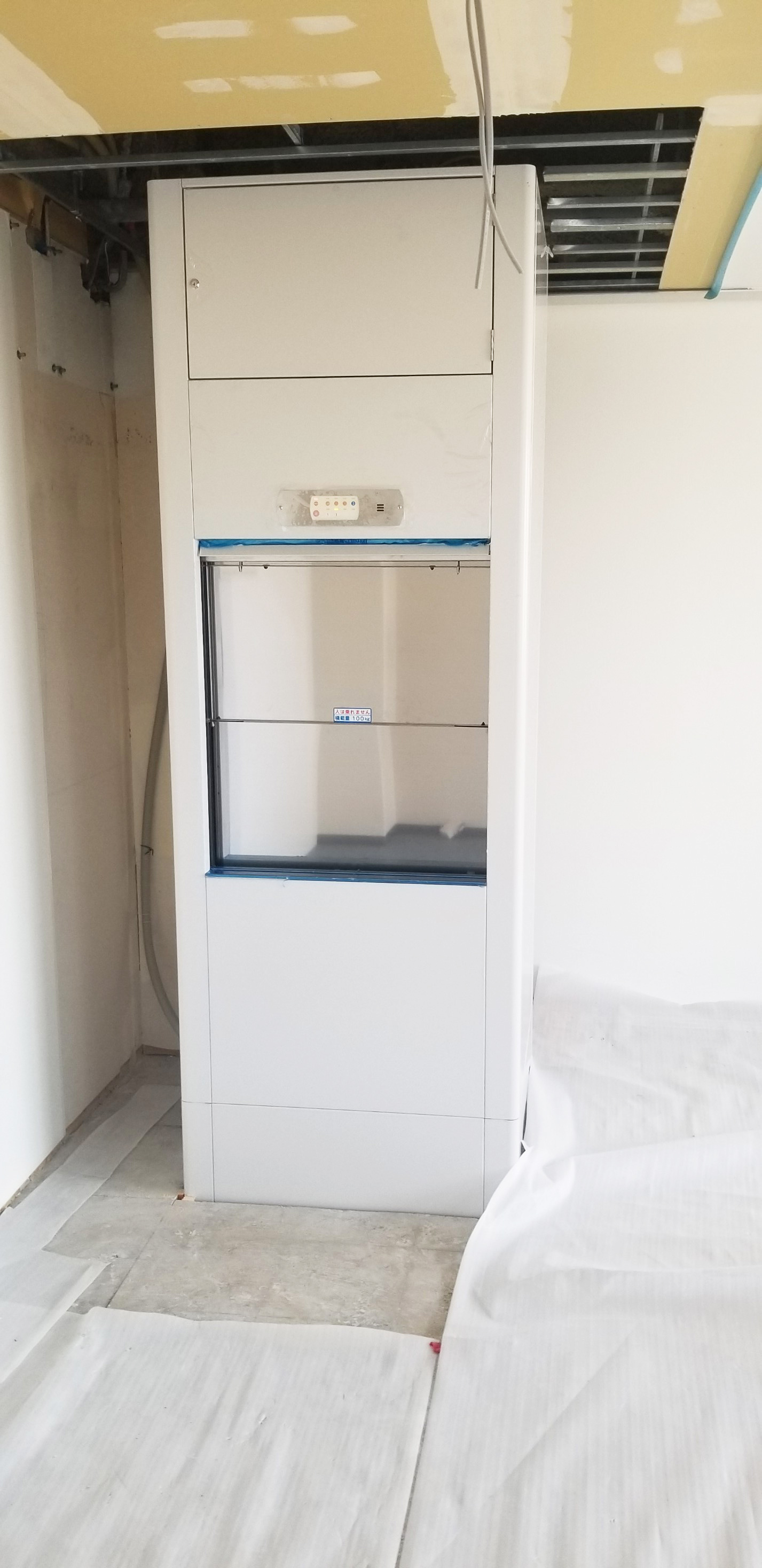 小荷物専用昇降機の内扉閉時