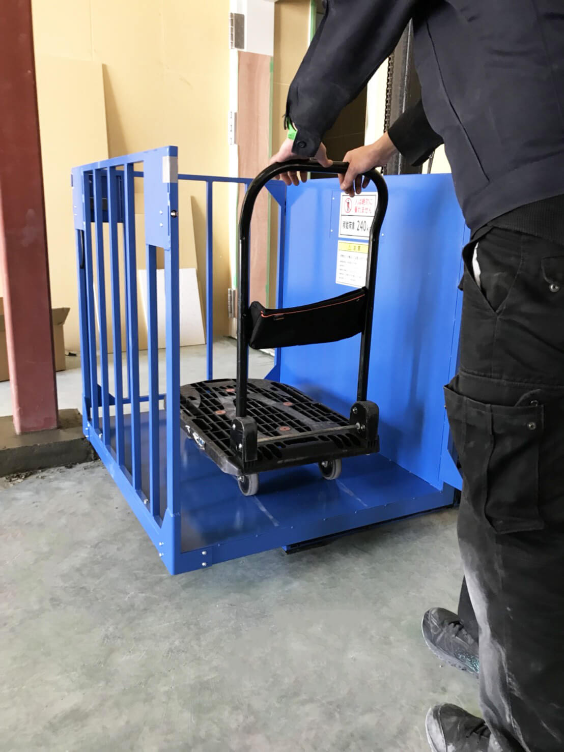 ブルーリフトは台車を載せられます