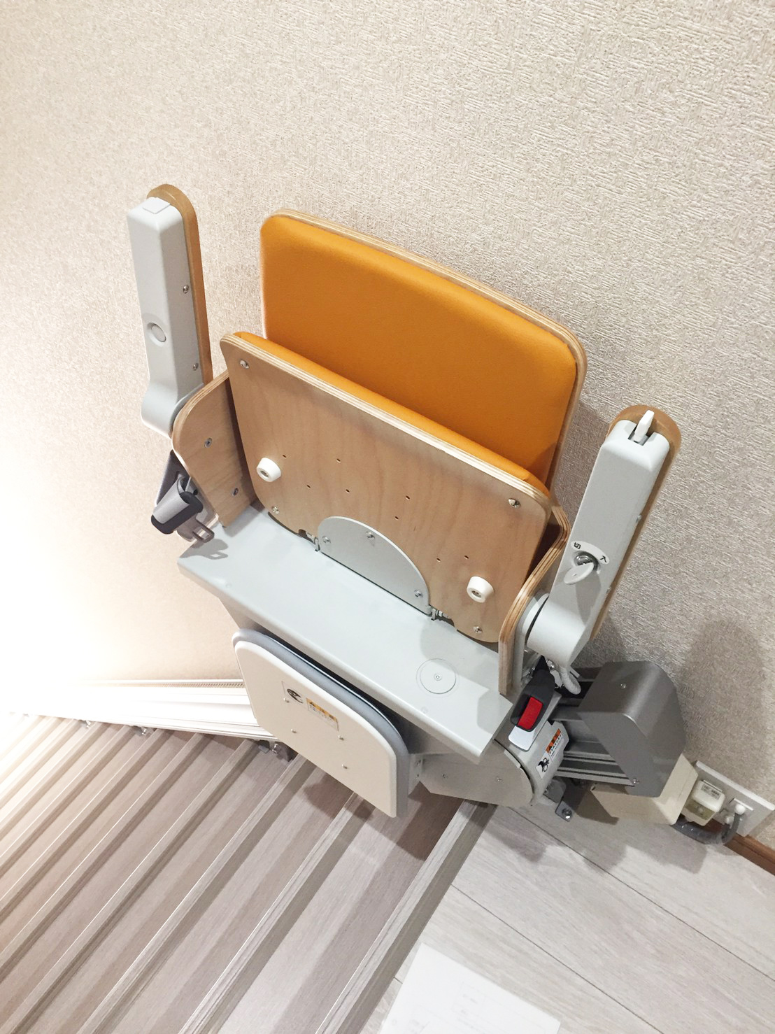 設置したいす式階段昇降機(2階から見た場合)