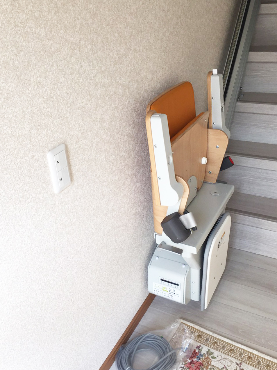 いすを折りたためば、壁から25cmとコンパクトになります。