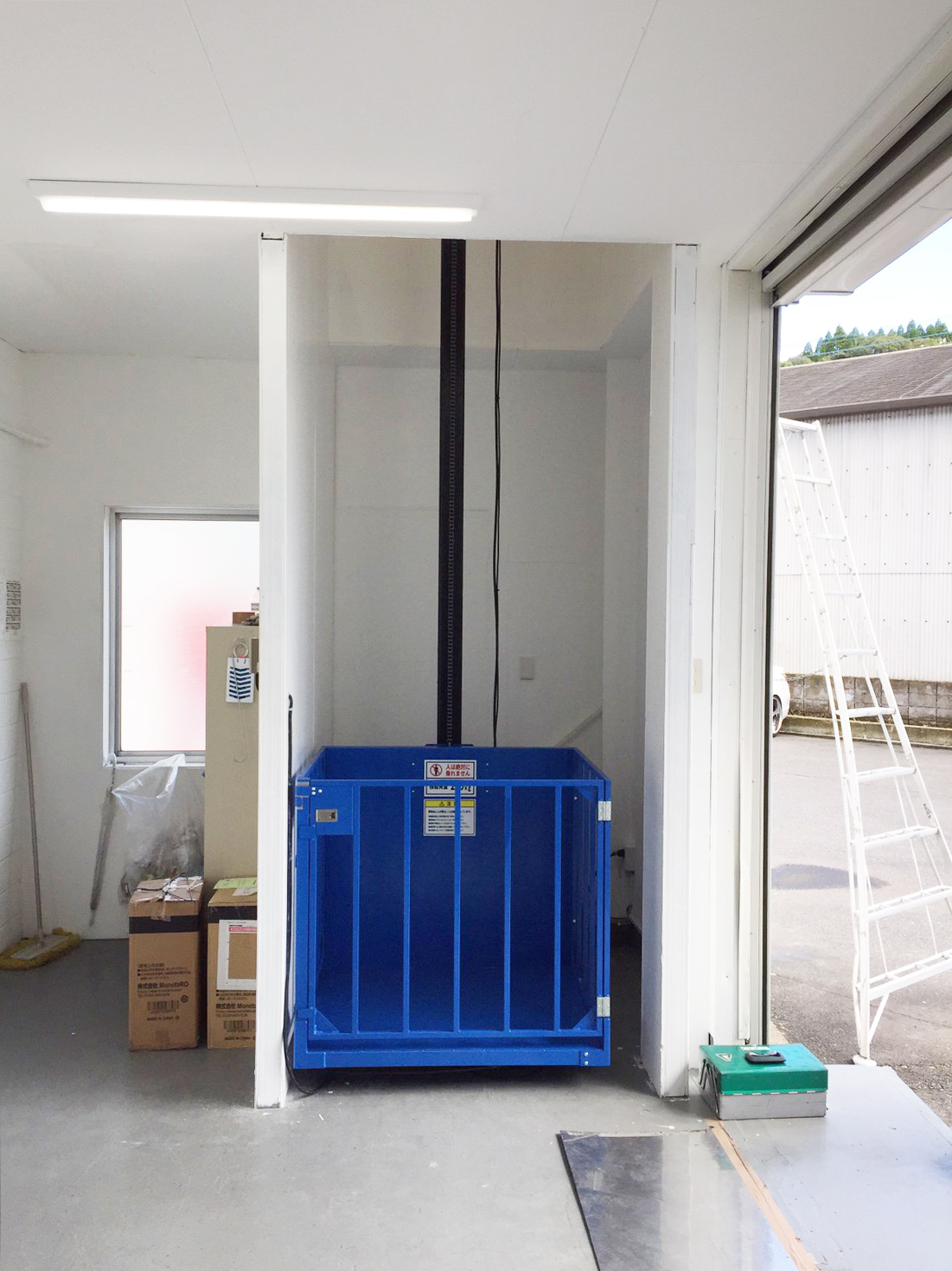 建物1階から見たブルーリフト
