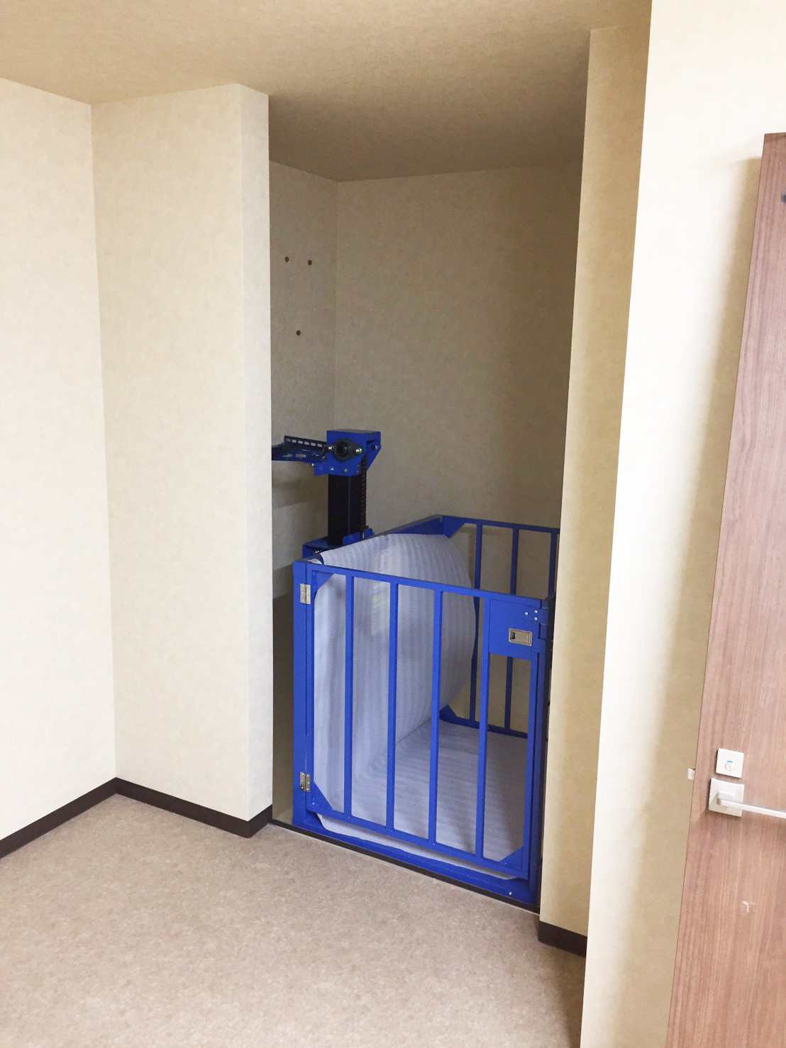 建物2階から見たブルーリフト