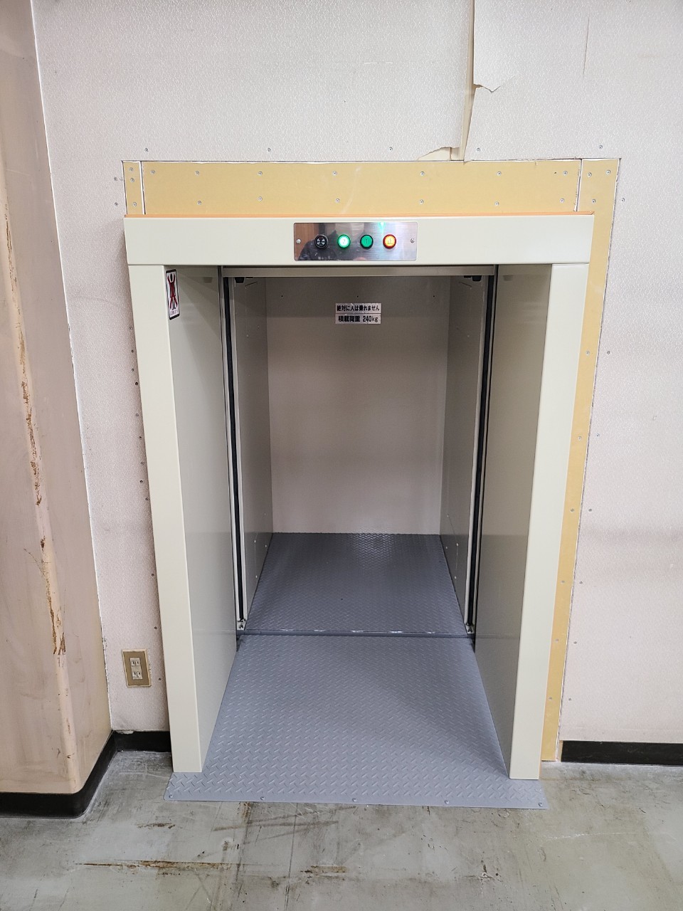 建物増築の兼ね合いで、昇降機出入口に奥行きがあります