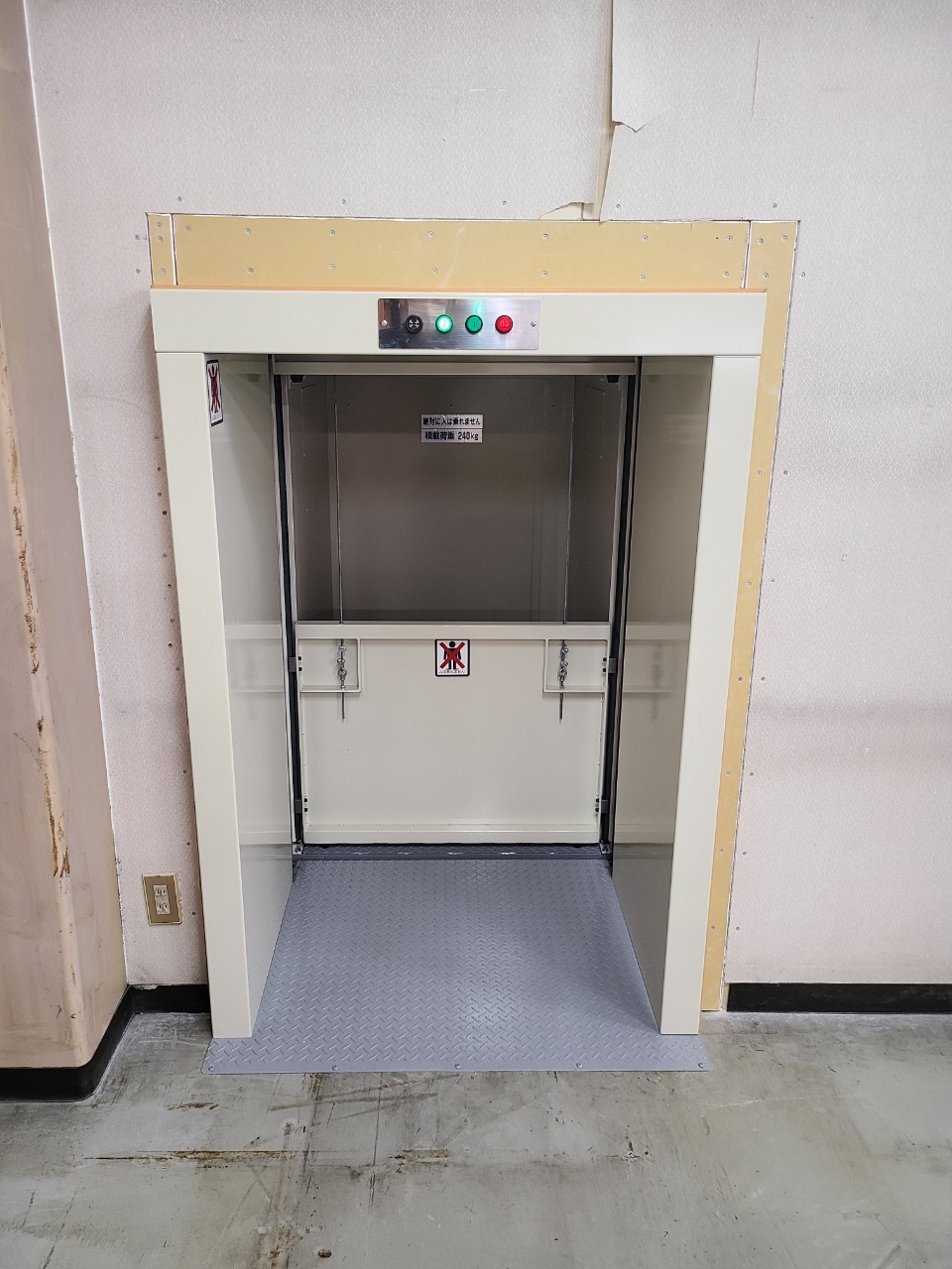 カゴ扉があることで、荷崩れを防ぎます