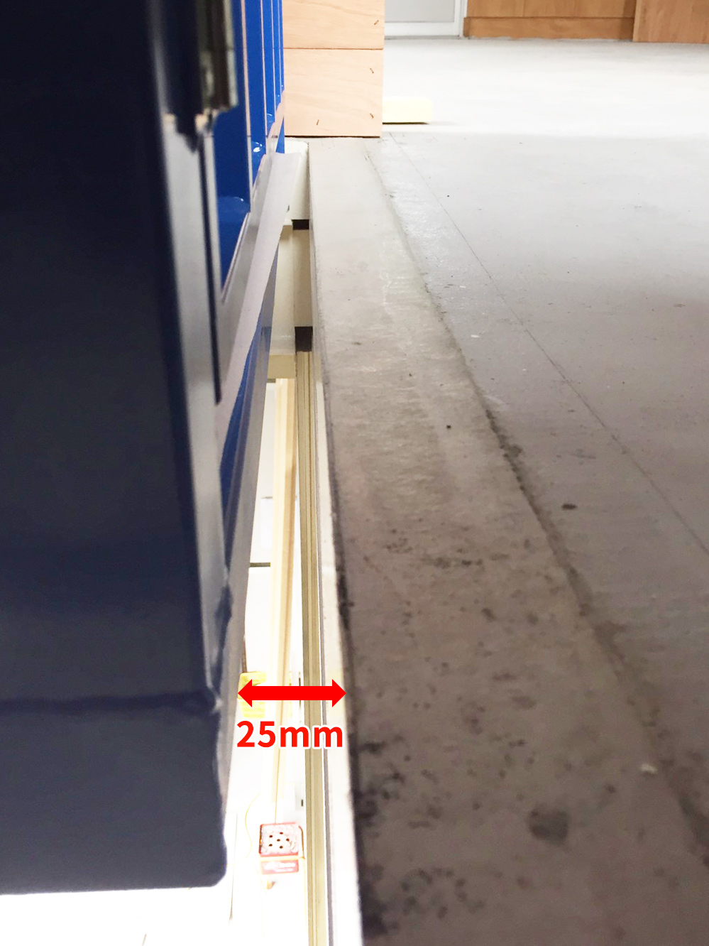 リフトと積卸口との間に隙間が25mm必要